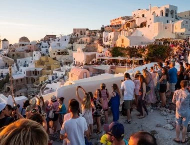 Γιοτ αδειάζει τον βόθρο του στην καλντέρα της Σαντορίνης μπροστά στα μάτια κατοίκων και τουριστών (φωτό)